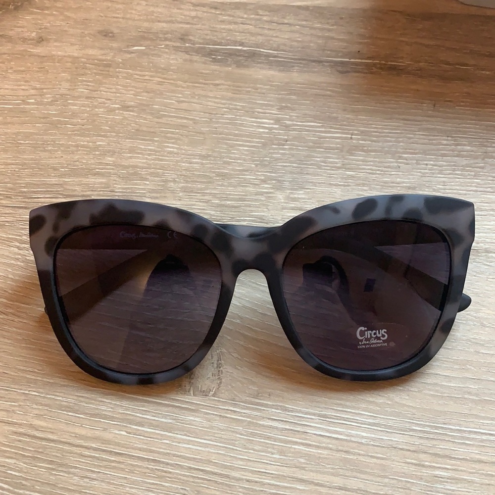 Circus by Sam Edelman grey tort sunglasses